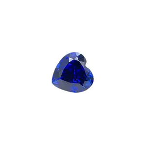 Piedra preciosa de zafiro azul cultivado en laboratorio con forma de corazón y facetas claras