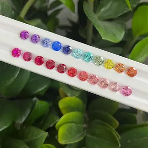 Sammlung von bunten, im Labor gezüchteten losen Edelsteinen im Brillantschliff auf Tablett