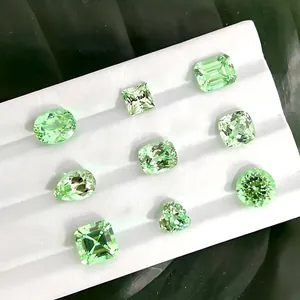 Assortimento di zaffiri sintetici verde menta in varie forme per la gioielleria