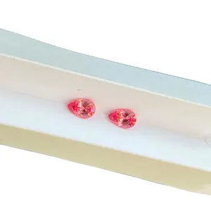 Coppia di gemme rosa a forma di pera coltivate in laboratorio per fare gioielli