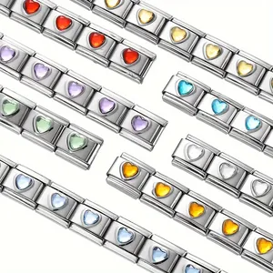 Gros plan du bracelet italien modulaire en acier inoxydable avec zircons cœur colorés.