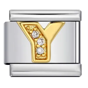 Λεπτομερής άποψη ιταλικού γούρι από ανοξείδωτο ατσάλι με ένα χρυσό γράμμα Υ και πέτρες