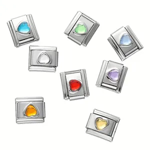 Gros plan de charms cœur en zircon colorés pour bracelets modulables italiens en acier