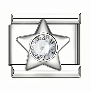 Gros plan d'une breloque étoile en acier inox avec une pierre en zircon cubique