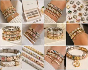 Dettagli di bracciali modulari italiani in acciaio inox con ciondoli a fiori e cuori