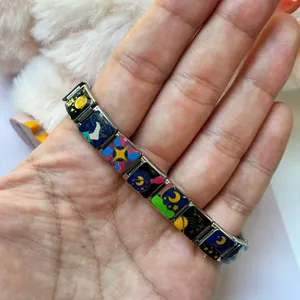 Vue détaillée d'un bracelet modulaire italien en acier inoxydable avec émail coloré