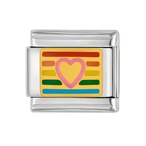 Primer plano de charm de pulsera italiana de acero inoxidable con corazón arcoíris