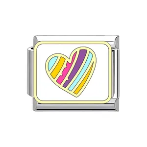 Primer plano de un eslabón de amuleto italiano de acero con un corazón de colores