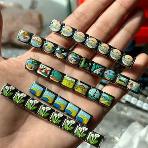 Detailansicht italienischer Modular-Charms mit bunten Emaille-Strand- und Blumenmotiven