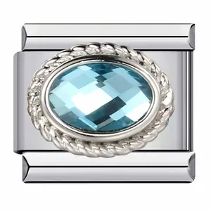 Charme modulaire italien en acier inoxydable avec un oxyde de zirconium ovale bleu clair.