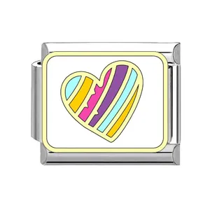 Macro di charm italiano in acciaio inossidabile con cuore a strisce colorate