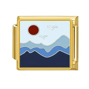 Vista detallada de un eslabón de pulsera italiana con paisaje esmaltado de sol y montañas