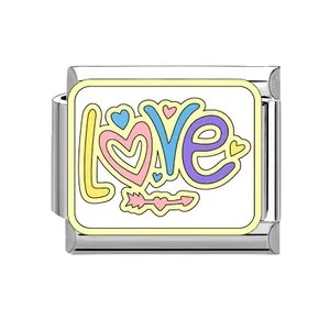 Dettaglio macro di un charm italiano in acciaio inox con scritta Love colorata e cuori