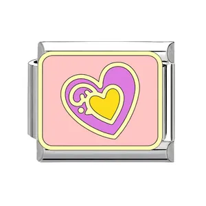 Vista dettagliata del charm modulare italiano in acciaio inossidabile con cuore carino