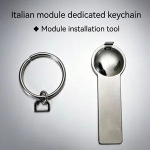 Dettaglio del portachiavi per charm modulari italiani e strumento di montaggio