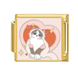 Detailansicht eines goldfarbenen italienischen Charms mit niedlichem Emaille-Katzen-Design.