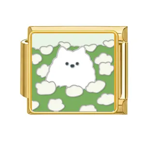 Detailansicht eines goldenen italienischen Charm-Glieds mit einer weißen Hunde-Illustration