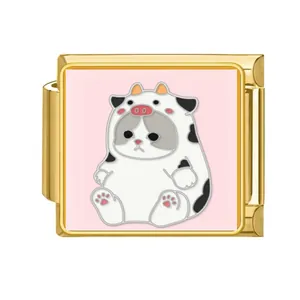 Detail eines italienischen Charm-Armband-Glieds mit süßem Katzen-Kuh-Kostüm-Design