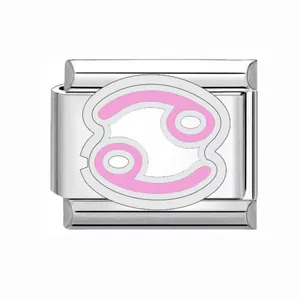 Vista dettagliata di un simbolo zodiacale Cancro in smalto rosa su una maglia charm italiana.