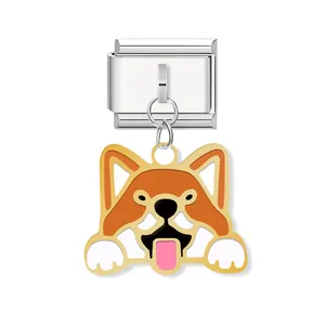 Detail eines italienischen Modul-Charms mit einem süßen Shiba-Inu-Hunde-Emaille-Anhänger.