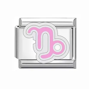 Dettaglio charm italiano con segno zodiacale Capricorno in smalto rosa per bracciali
