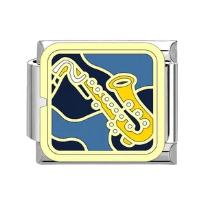 Maglia charm in smalto sassofono per bracciale modulare italiano in acciaio inox.