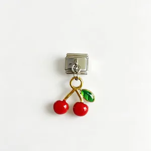 Primo piano di un ciondolo a ciliegia in smalto rosso per bracciali modulari italiani