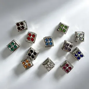 Vista dettagliata delle maglie del bracciale italiano in acciaio con zirconi a quadrifoglio