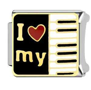 Vista macro dettagliata di un charm italiano con design smaltato I Heart my Piano