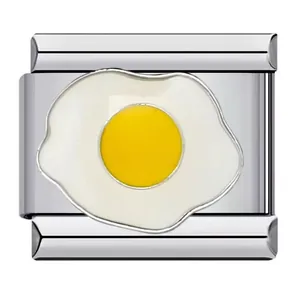 Détail du charm émaillé en forme d'œuf sur le plat sur un maillon de bracelet italien