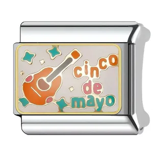 Dettaglio maglia charm italiano in acciaio con chitarra e stelle per Cinco de Mayo.