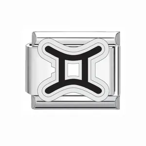 Vue détaillée d'un maillon de bracelet modulaire italien en acier avec symbole Gémeaux