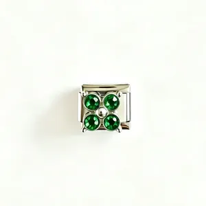Dettaglio di una maglia per bracciale italiano in acciaio con quadrifoglio in zircone verde