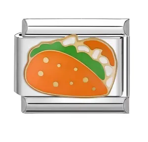 Vue macro d'un charm italien en acier inoxydable avec un motif de taco en émail coloré