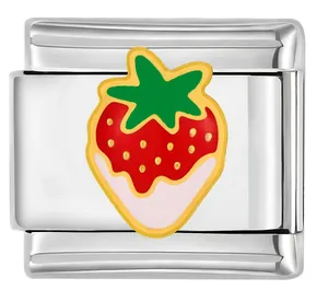 Détail macro d'un charm fraise trempé rouge et blanc pour bracelet italien modulaire