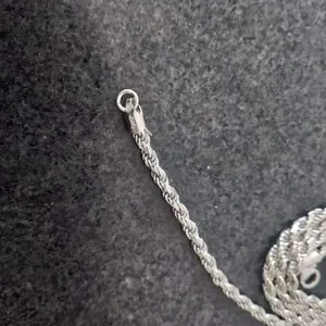Detalle macro de la cadena de cuerda de 3 mm de plata de ley S925 con cierre