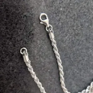 Detalle de una cadena de cuerda de plata de ley S925 de 3 mm con un cierre de langosta.