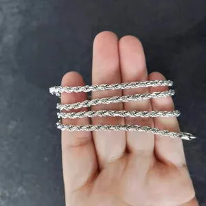 Primer plano de una cadena de cuerda de 3 mm en plata de ley S925 sobre una mano humana