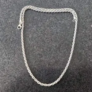 Primer plano de una cadena de cuerda de plata de ley S925 de 3mm con cierre seguro