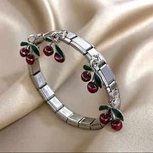Bracelet modulaire italien en acier inoxydable avec d'élégants breloques en cerise