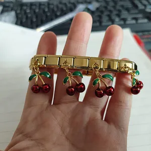 Bracelet italien à breloques en acier inoxydable doré avec quatre pendentifs cerises rouges