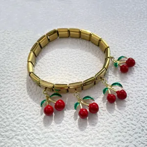Bracelet modulaire italien en acier inoxydable doré avec quatre breloques cerises rouges