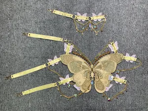 Dettaglio del ricamo a farfalla dorato con catenine a stella e pendenti in cristallo.