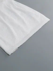 Primer plano de tela de lentejuelas blancas que muestra textura y brillo elegante