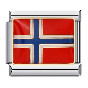 Gros plan détaillé d'un charm drapeau Norvège pour bracelet italien modulaire DIY