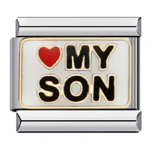 Dettaglio di charm modulare italiano in acciaio con incisione 'MY SON' e cuore