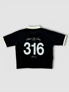 Détail du dos d'un polo en maille noir avec imprimé 316 et texte religieux.
