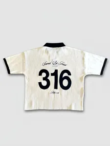 Détail du dos d'un polo en maille plissée blanche avec col noir et imprimé 316