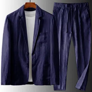 Vista dettagliata dell'abito in lino blu scuro da uomo con giacca e pantaloni