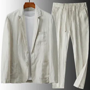 Vista dettagliata del completo in lino traspirante da uomo con blazer e pantaloni casual.